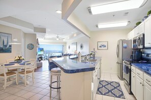 Condo, varias camas, acceso a la alberca (Sunset Point) | Cocina privada