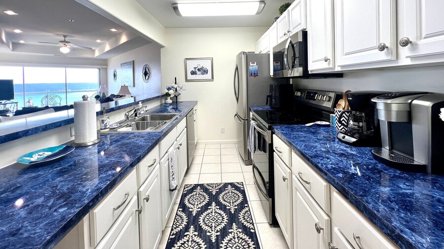 Upscale Condo, Amazing Views, Pools and Pickleball