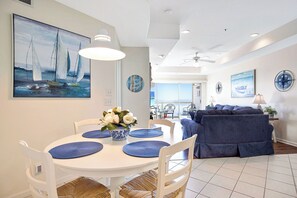 Apartment, Mehrere Betten, Poolzugang (Sunset Point) | 3 Schlafzimmer, individuell dekoriert, individuell eingerichtet