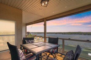 Condo, varias camas, acceso a la alberca (Emerald Escape) | Restaurante al aire libre