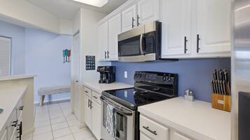 Apartment, Mehrere Betten, Poolzugang (Emerald Escape) | Eigene Küche