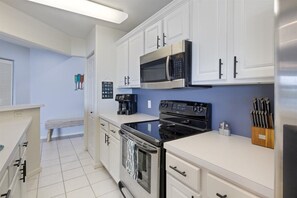 شقة - عدة أسرّة - مع إمكانية استخدام المسبح (Emerald Escape) | مطبخ خاص | مائدة طعام