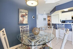 Apartment, Mehrere Betten, Poolzugang (Emerald Escape) | 3 Schlafzimmer, individuell dekoriert, individuell eingerichtet