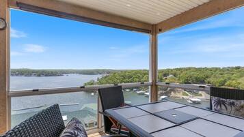 Huoneisto, useita sänkyjä, pääsy uima-altaalle (Emerald Escape) | Ulkoruokailutilat