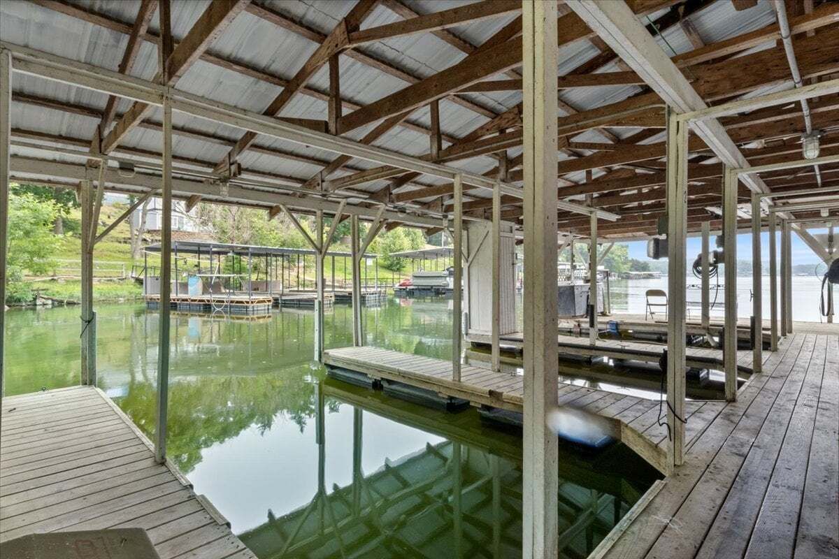 Un espace de baignade abrité, doté d’une terrasse en bois et offrant une vue dégagée sur l’eau.