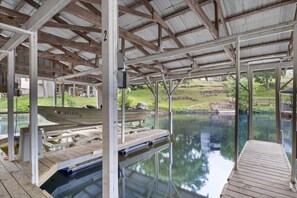 Marina - Lakefront Escape, Sunrise Views, Boat Slip & Community Dock Access (Roach)