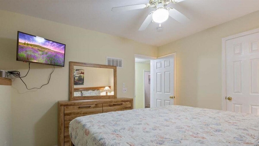 Lakefront Escape, Sunrise Views, Boat Slip & Community Dock Access