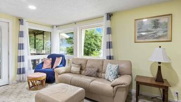 Casa, varias camas, patio (Lighthouse Haven) | Área de sala de estar