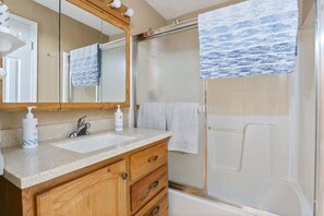 Maison, Plusieurs lits, patio (Lighthouse Haven) | Salle de bain | Serviettes fournies