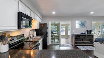 House, Multiple Beds, Patio (Aqua Vista) | Private kitchen