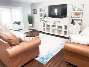 Living area - Pet-friendly Home, Great Dock, Waterfront, Lake Views, Boat Slip (Linn Creek)