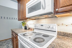 House, Multiple Beds, Patio (Mimosa Escape) | Private kitchen