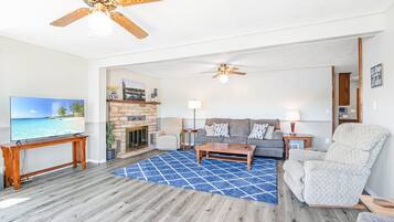 Casa, varias camas, patio (Mimosa Escape) | Área de sala de estar