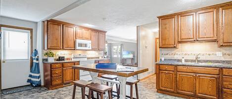 House, Multiple Beds, Patio (Mimosa Escape) | Private kitchen