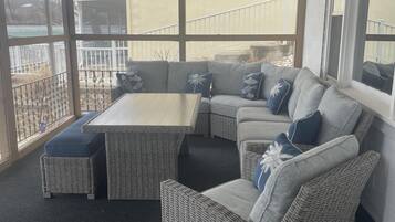 Casa, varias camas, patio (Mimosa Escape) | Área de sala de estar