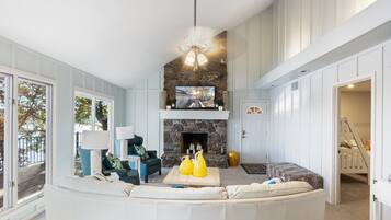 House, Multiple Beds, Patio (Rum Runner) | Living area