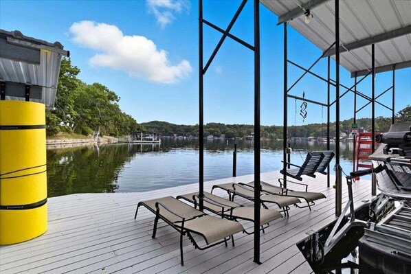 Ferienhaus, Mehrere Betten, Terrasse (Dockside Dreams) | Blick auf den See