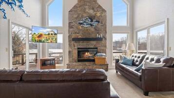 Casa, varias camas, patio (Dockside Dreams) | Área de sala de estar