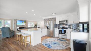 House, Multiple Beds, Patio (High Tide) | Private kitchen