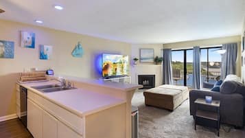 Condo, Multiple Beds, Patio (Hawk's Hideout) | Interior