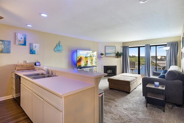 Interior - Cozy Pet-friendly Condo w/ Pool (Osage Beach)