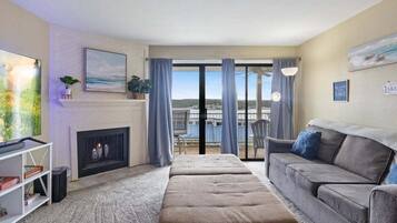 Condo, Multiple Beds, Patio (Hawk's Hideout) | Living area