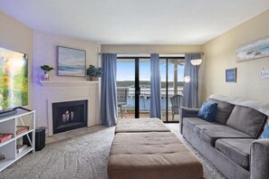 Condo, varias camas, patio (Hawk's Hideout) | Área de sala de estar