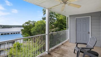 Appartement, Meerdere bedden, terras (Hawk's Hideout) | Terrein van de accommodatie