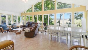Casa, varias camas, patio (Ozark Oasis) | Zona de estar