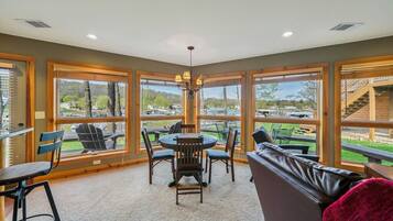 Ferienhaus, Mehrere Betten, Whirlpool (Elk Lodge At The Lake) | Wohnbereich