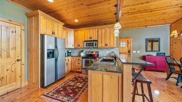 Ferienhaus, Mehrere Betten, Whirlpool (Elk Lodge At The Lake) | Eigene KĂŒche