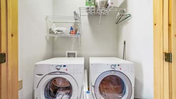 Maison, plusieurs lits, bain Ă remous (Elk Lodge At The Lake) | Blanchisserie