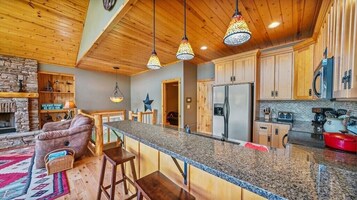 House, Multiple Beds, Hot Tub (Elk Lodge At The Lake) | Private kitchen