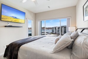 3 bedrooms, individually decorated, individually furnished, bed sheets - Serene Lake View and Easy Access to Local Delights (Lake Ozark)