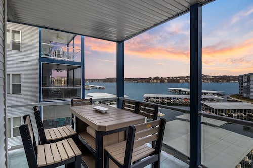 Serene Lake View and Easy Access to Local Delights