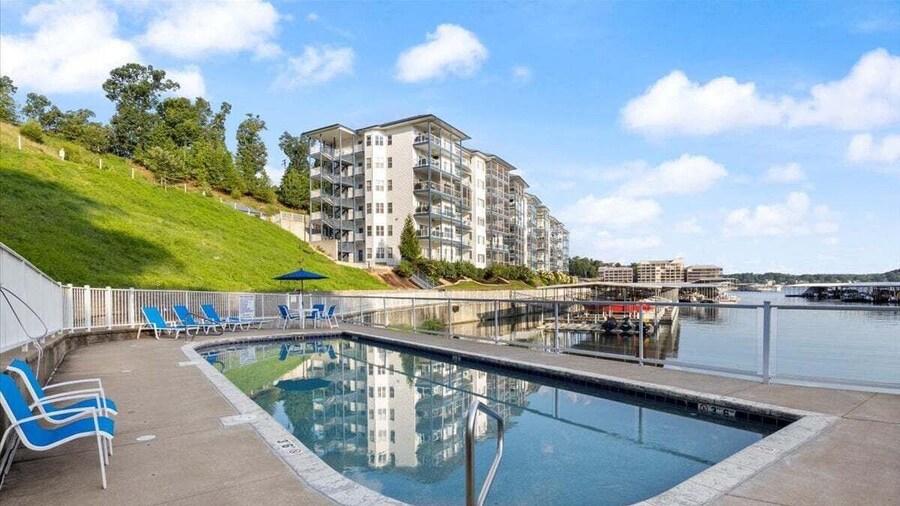 Serene Lake View and Easy Access to Local Delights