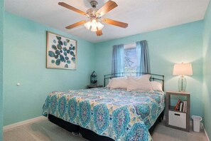 Maison, plusieurs lits, patio (Lakeside Serenity) | 3 chambres, décoration personnalisée, ameublement personnalisé