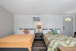 Huis, meerdere bedden, patio (Lakeside Serenity) | 3 slaapkamers, individueel gedecoreerd, individueel gemeubileerd