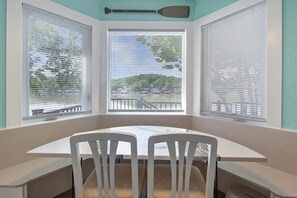 Hus, flere senger, terrasse (Lakeside Serenity) | 3 soverom, individuelt dekorert, individuelt innredet og sengetøy