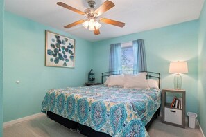 Talo, useita sänkyjä, patio (Lakeside Serenity) | 3 makuuhuonetta