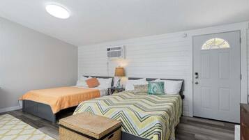 House, Multiple Beds, Patio (Lakeside Serenity) | 3 bedrooms, individually decorated, individually furnished, bed sheets