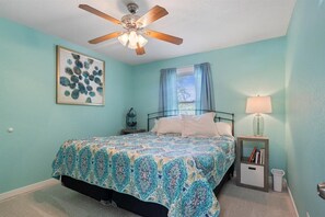 Nhà, nhiều giường, sân hiên (Lakeside Serenity) | 3 phòng ngủ, trang trí khác biệt 