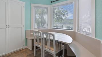 House, Multiple Beds, Patio (Lakeside Serenity) | 3 bedrooms, individually decorated, individually furnished, bed sheets