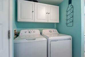 House, Multiple Beds, Patio (Lakeside Serenity) | Laundry