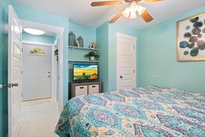 独立别墅, 多张床, 露台 (Lakeside Serenity) | 3 多间卧室、特色装修、特色家居、床单