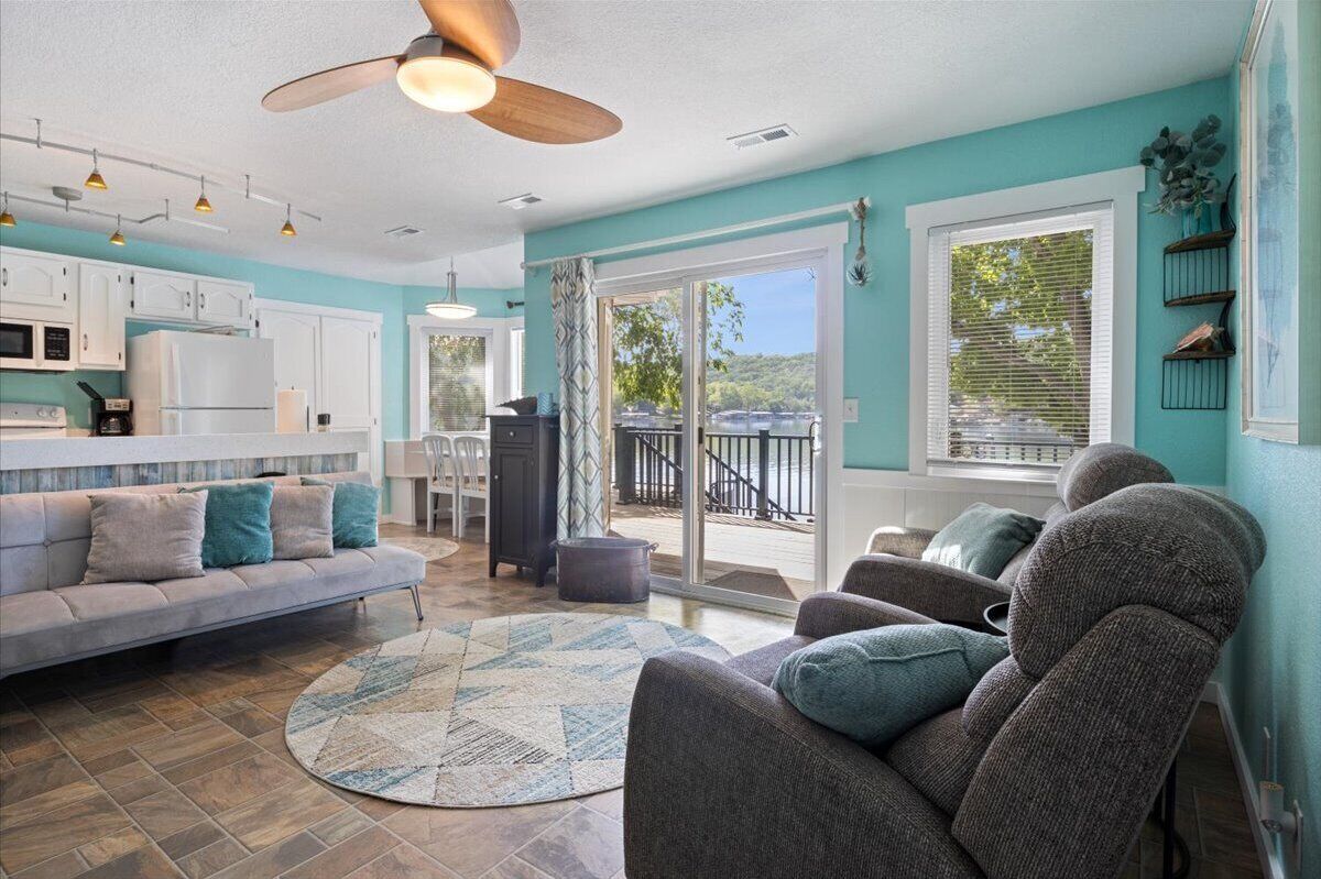 Ferienhaus, Mehrere Betten, Terrasse (Lakeside Serenity) | Wohnbereich