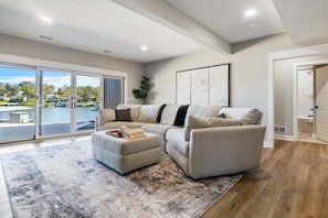 Casa, varias camas, patio (Hawk's Cove) | Área de sala de estar