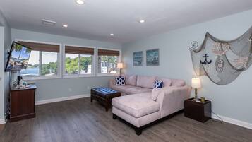 Appartement, meerdere bedden, patio (BYOB Getaway) | Woonruimte