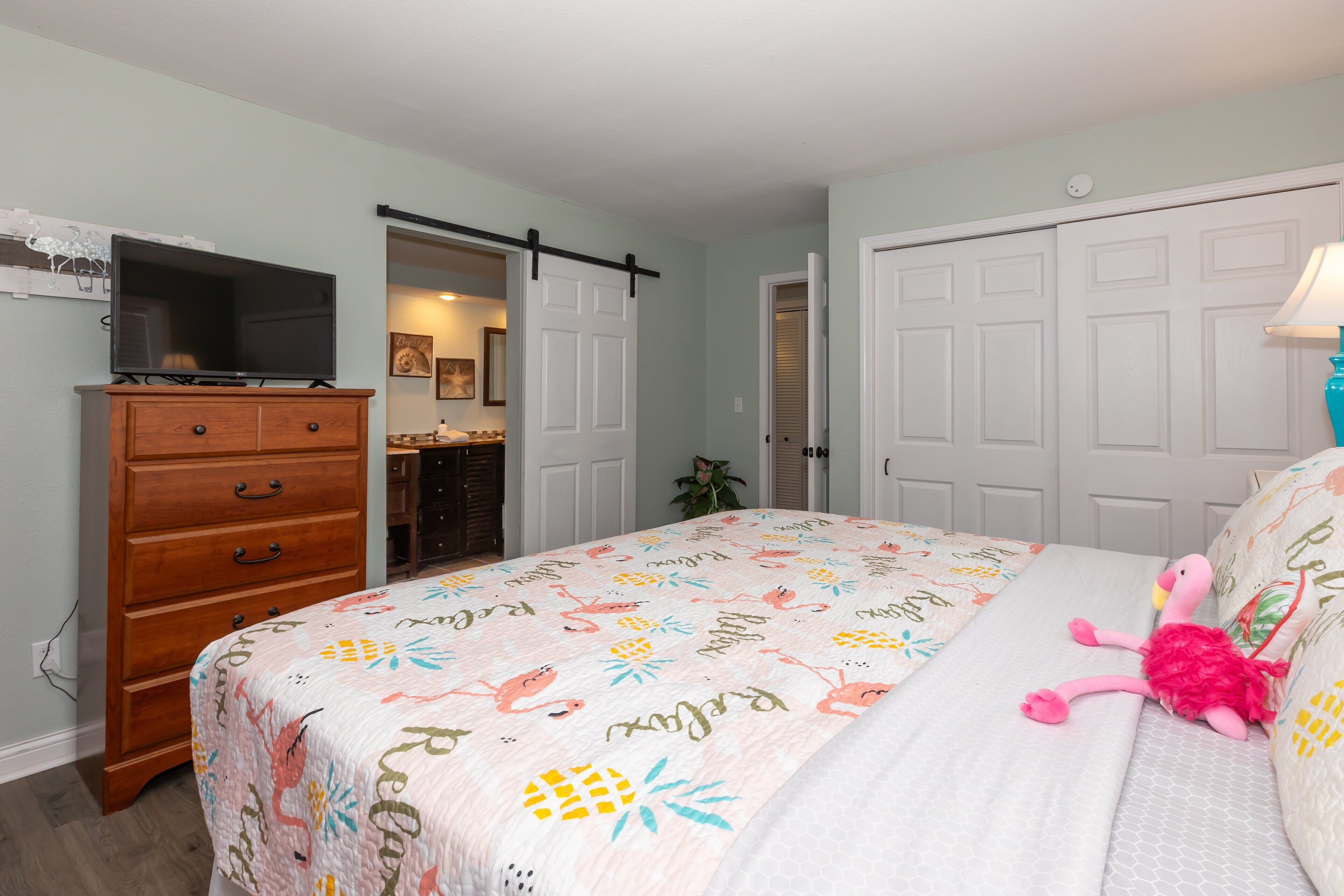 Condo, várias camas, varanda (BYOB Getaway) | 2 quartos, individualmente decorados, individualmente mobiliados