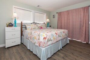 Apartamento, varias camas, patio (BYOB Getaway) | 2 dormitorios, decoración individual, mobiliario individual